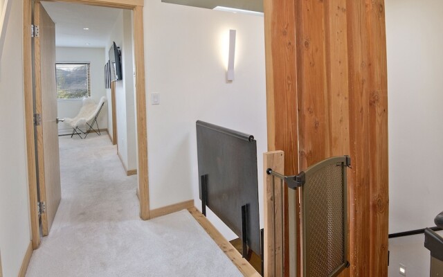 Eiger 9 3 Bedroom Condo by RedAwning