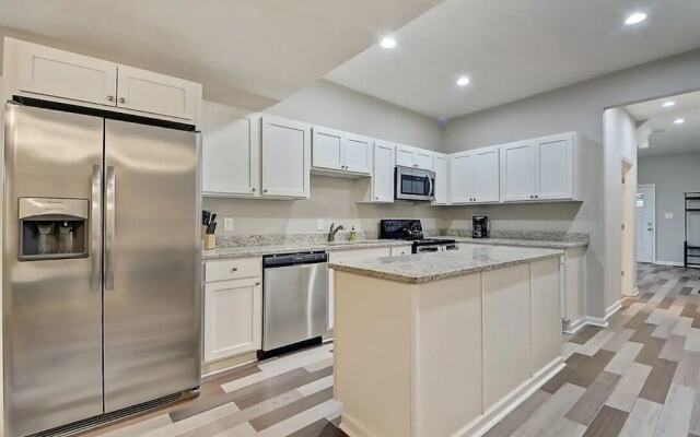 Spacious 6BR/3BA House w/ Parking! Sleeps 20!