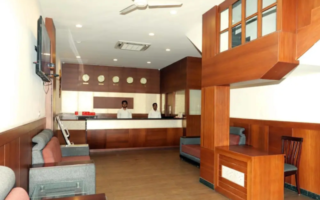 OYO 15909 The Traders Hotel