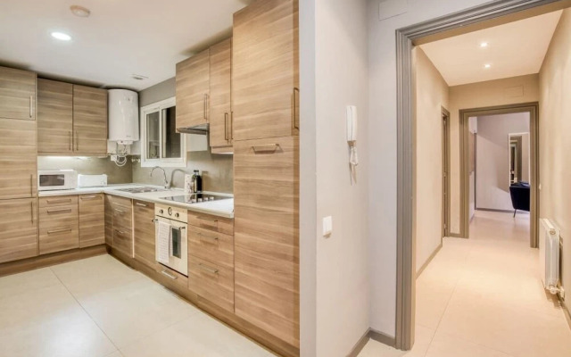 Lovely & Spacious 4 Bed, Sleeps 8 in BCN Center