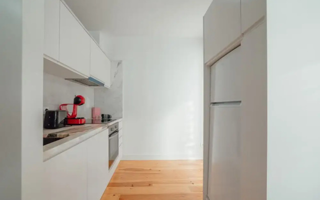 Downtown Sunny Apartment by Vacationy