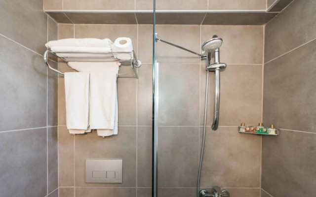 Yunus Hotel
