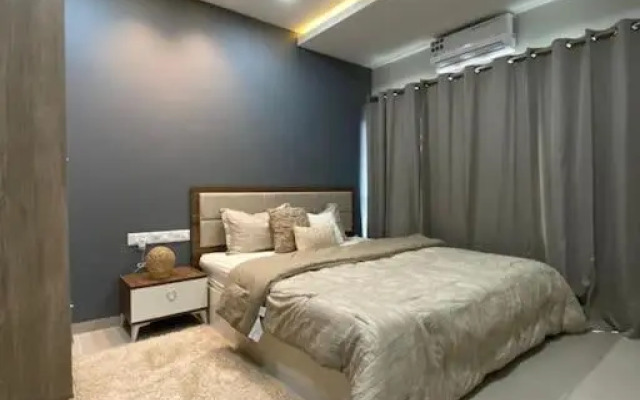 Modern 2-bedroom unit with pool and beach access