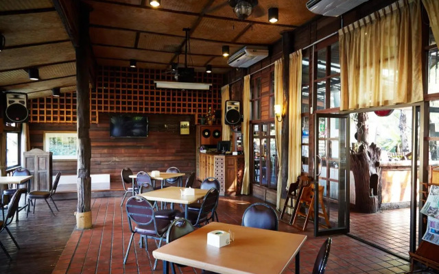 The Country Lake View Hotel