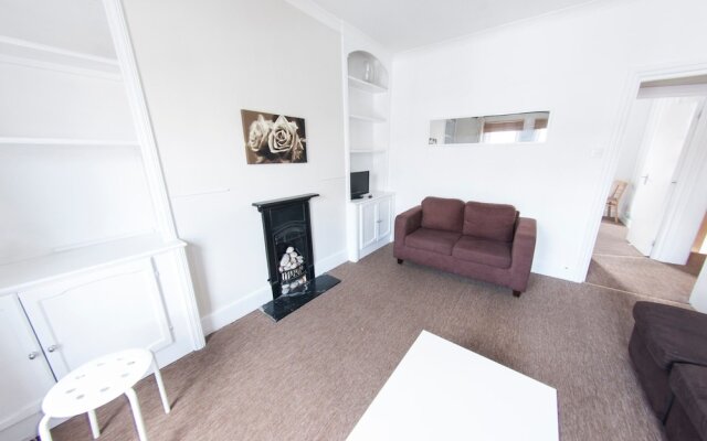 Bright, Spacious 1BR Flat for 2 in Walham