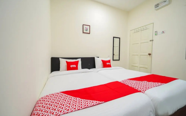 OYO 90011 MN Ferringhi Inn