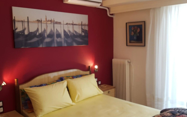 Superb Athenian Nest