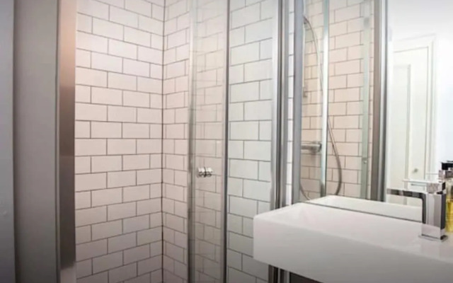 Stylish Newly Refurbished 2 Bedroom Flat With Terrace