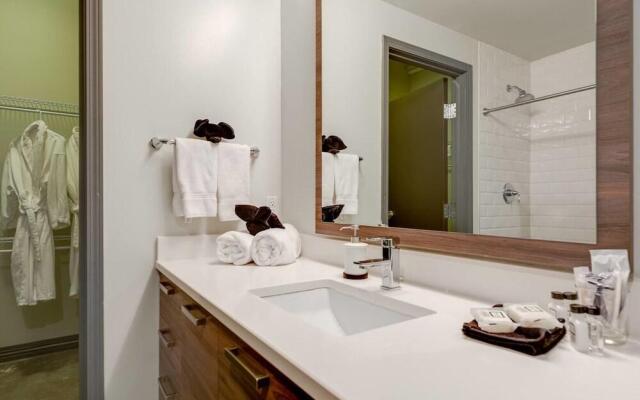 3 Bedroom Unit in Downtown Dallas with Pool & Gym