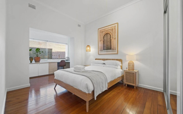 Art Deco Style Apartment With High Ceilings