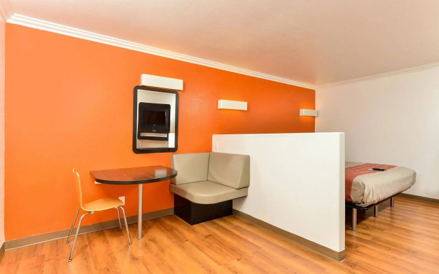 Motel 6-Vista, CA