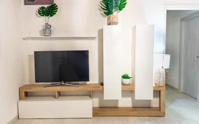 Demetra Seafront Apartment - Parking & Pool