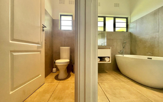 Entire House in Beacon Bay - Golden Location