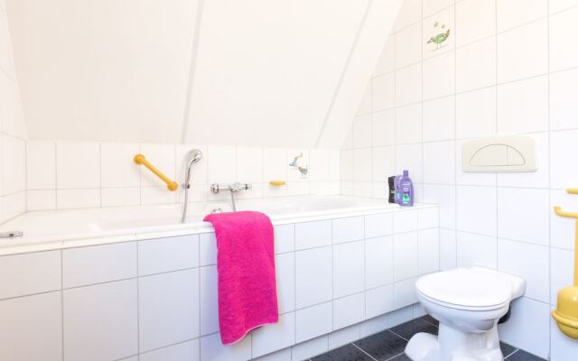 Detached Villa with Fireplace & 4 Bathrooms near Golf Course