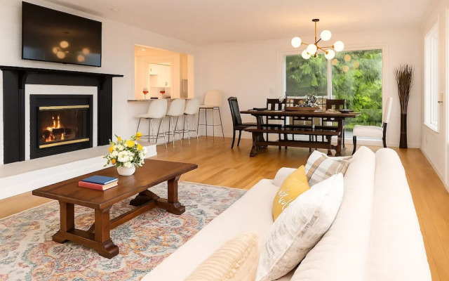 Luxury 180 degree Lake View