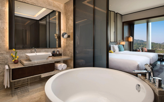 HUALUXE Xiamen Haicang Harbour View by IHG