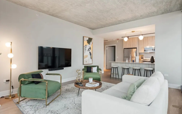 West Loop High-end 2BR Walkable City Views