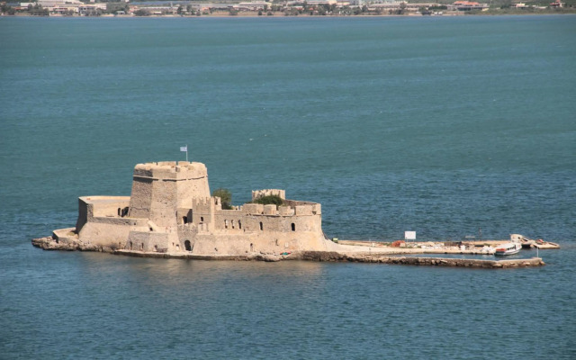 Quiet spacious apartment in Nafplio