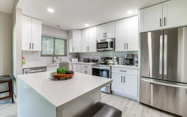 Bright Tempe Home w/ Fenced Backyard!