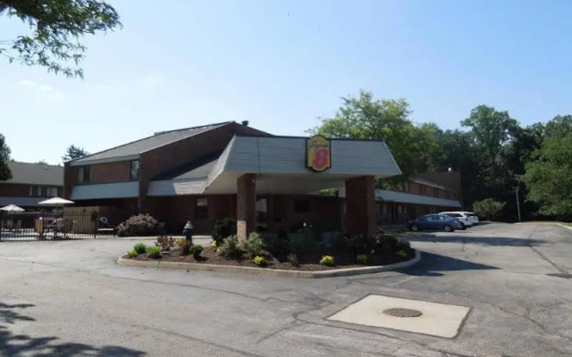 Super 8 Beachwood