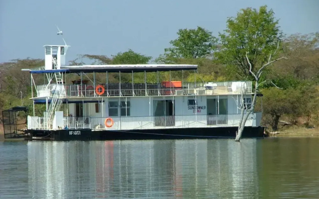 Houseboat With Aircon and Splash Pool - 2128