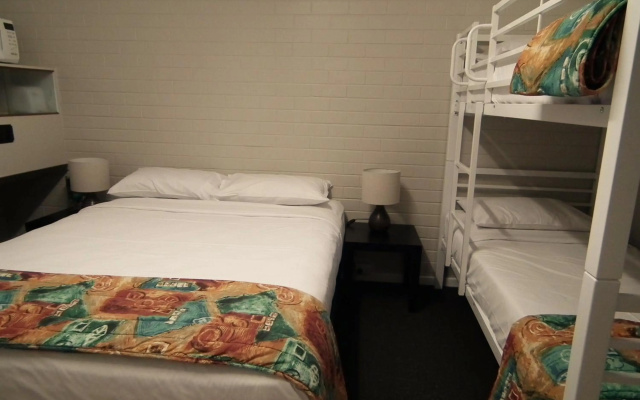Paradise Lodge Motel – Guest Rooms – Mackay