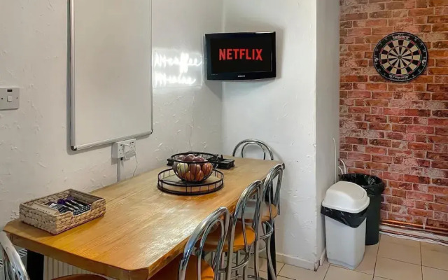 Living Large 5BR Home - Parking - Ideal for Groups