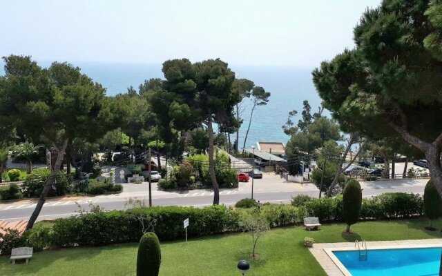 Apartamento con vistas al mar y piscina en la cala “Cap Roig”