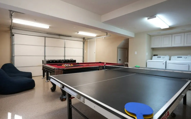 Sweet 4 bedroom, 3 bath plus Loft Bedroom, Pool Home