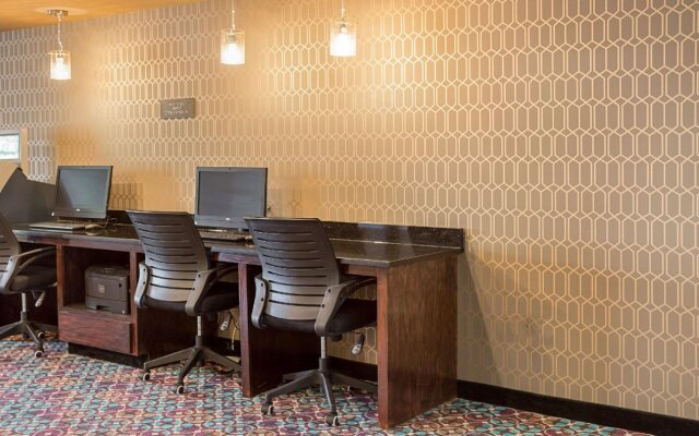 Comfort Suites University