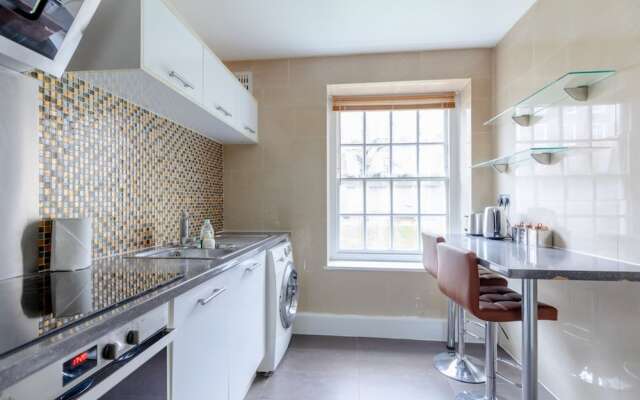 Inviting 2BD Flat 15 Minutes From Regents Park!
