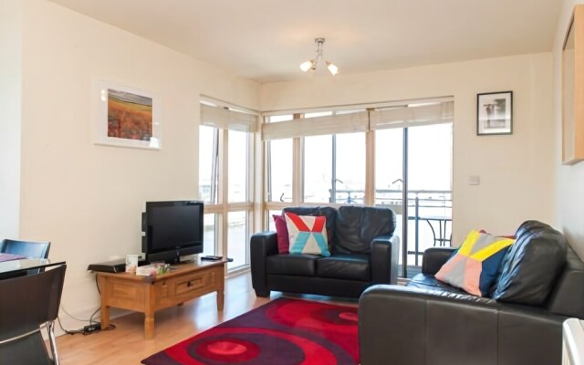 Sunny Apartment off Grand Canal Square Dublin 2