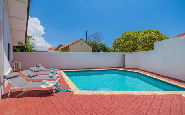 3BR 3BA Pool Downtown Short Walk to Beach