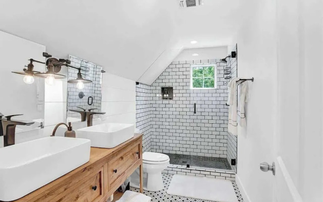 Stunning Home With Hot Tub - Walk to Main