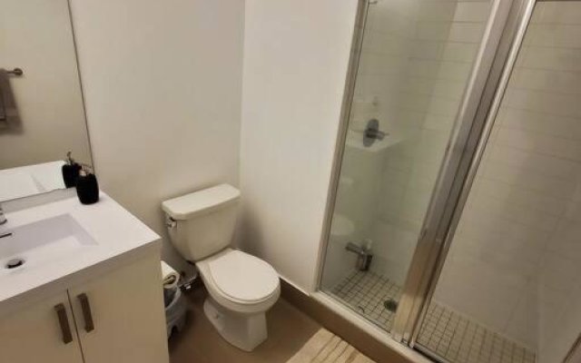 Midtown 4 bedroom home Free Wi-Fi and parking