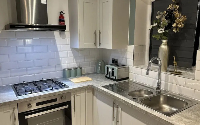 Bramblemead 5 bed House in Manchester Leigh