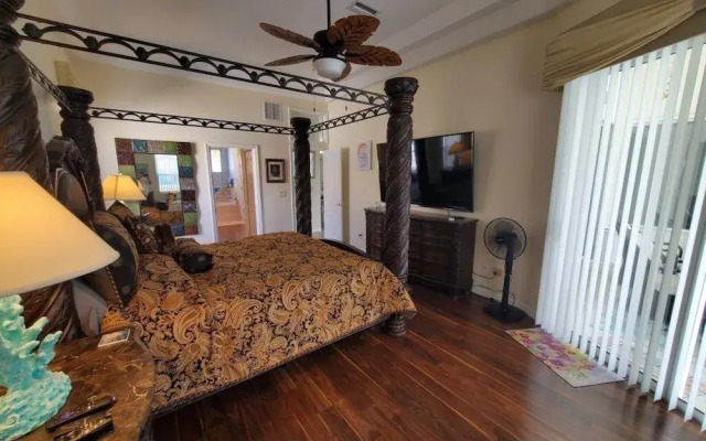 Cozy Canal 3 Bedroom Home