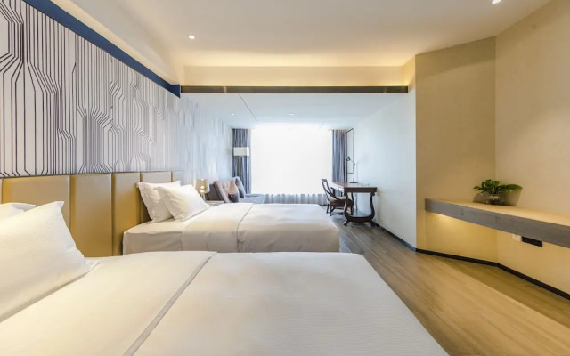 Pesht Premier Hotel