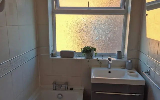 Cosy 1BR Hideaway - Hot Tub, Wifi & Private Pond