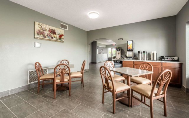 Econo Lodge Inn & Suites