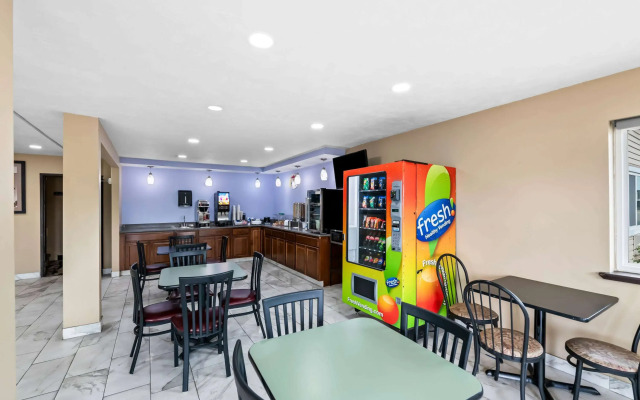 Super 8 by Wyndham Council Bluffs IA Omaha NE Area