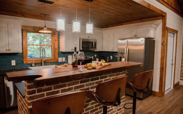 Bigfoots Retreat 2 Bedroom Chalet by RedAwning