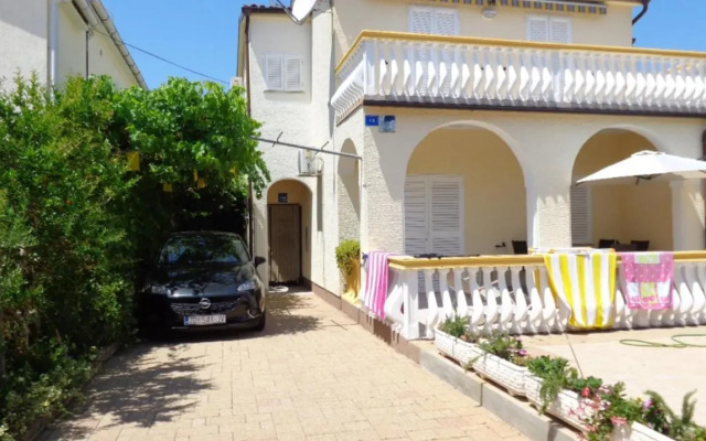 Apartments with a parking space Vir - 17069