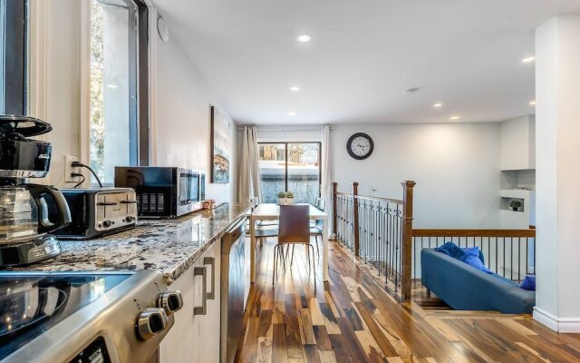 Chic Townhome With Garage Dt Mtl