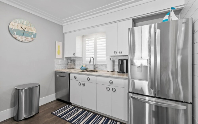 Colony Beach Club 250