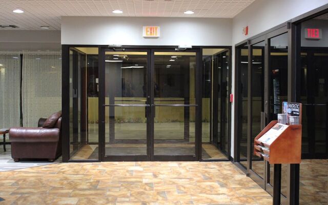 Greenlight Inn & Suites