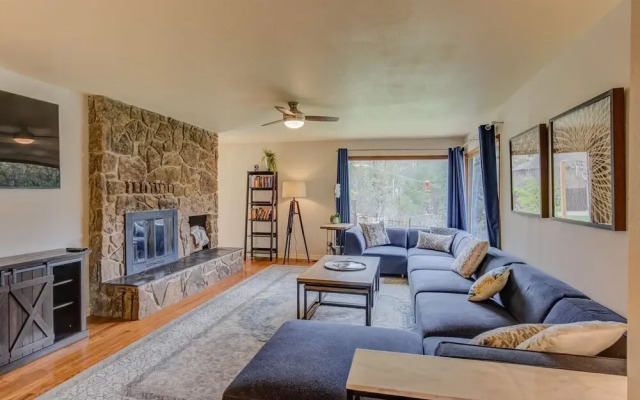 4BR Mountain Getaway Pikes Peak, Dog-friendly!