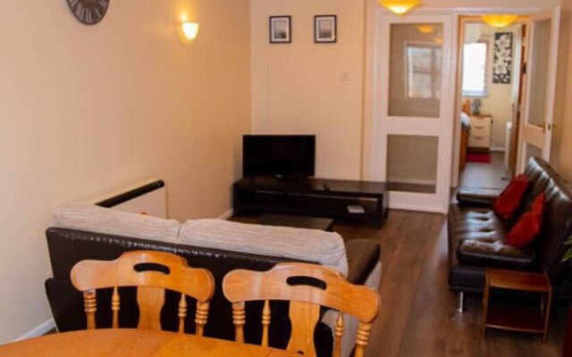 Cozy Two Bedroom Apartment Located in Gravesend
