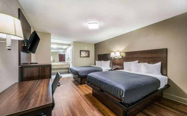 Econo Lodge Inn & Suites