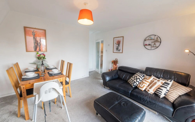 Charming 2-bed Apartment in Windsor - Free Parking